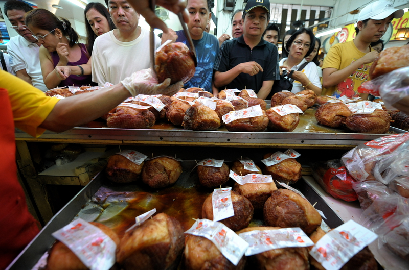 Filipinos shop for Christmas ham (Photo: Noel Celis/AFP/Getty Images)